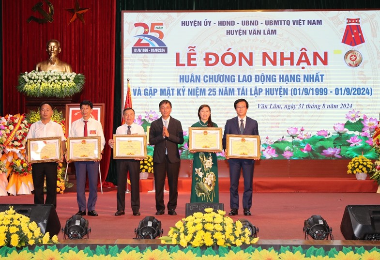 Huyện Văn Lâm đón nhận Huân chương Lao động hạng Nhất và gặp mặt kỷ niệm 25 năm tái lập huyện