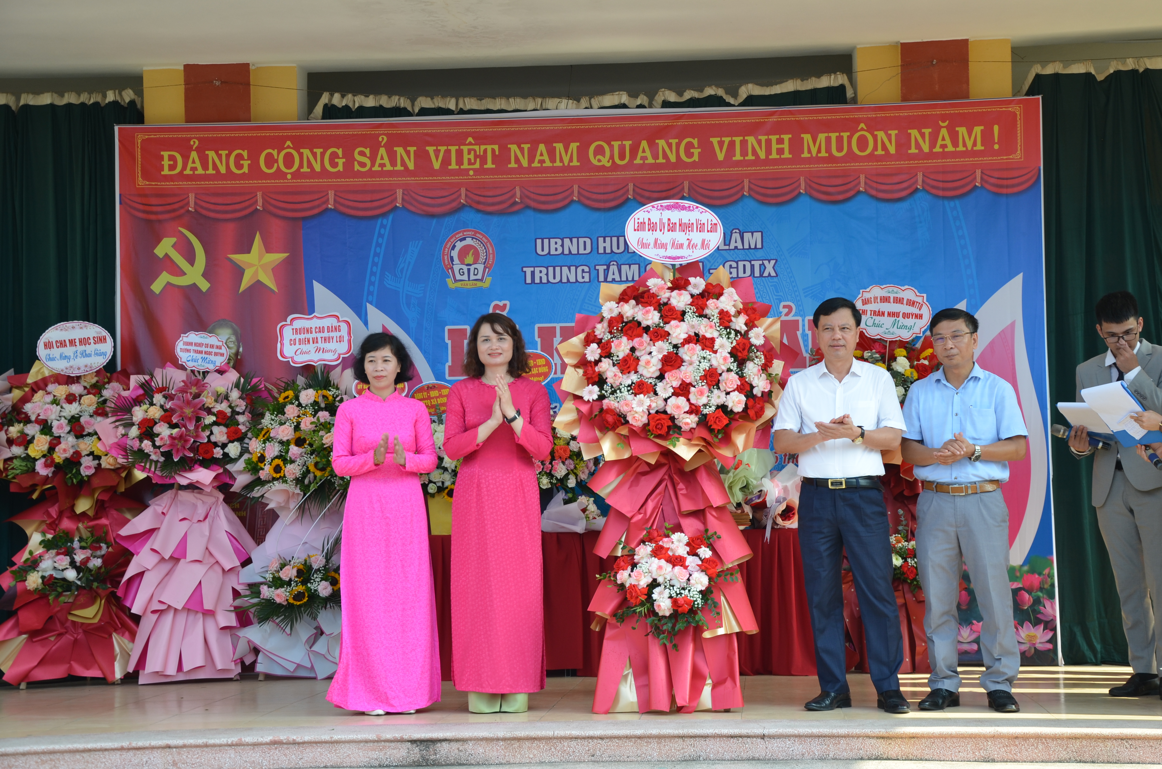   Đồng chí Đỗ Hoàng Tùng - Phó chủ tịch UBND huyện dự khai giảng năm học mới tại Trung tâm giáo dục nghề nghiệp - GDTX