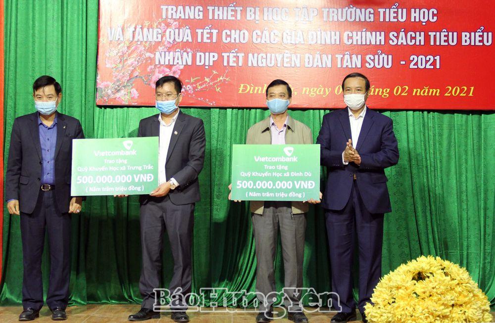 Ngân hàng Vietcombank chi nhánh Hưng Yên tặng quỹ Khuyến học 2 xã Đình Dù và Trưng Trắc